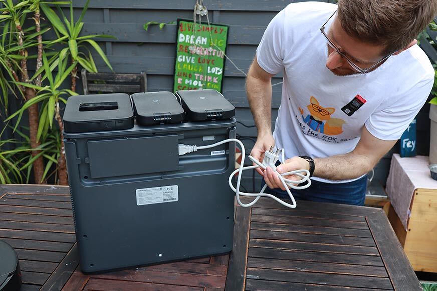 Das Kabelmanagement-System an der Rückseite der Roborock S7 MaxV Ultra Station ist zu sehen